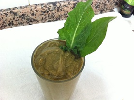 Süßkartoffeln und Löwenzahn in einem Glas Süßkartoffeln und Löwenzahn in einem Glas