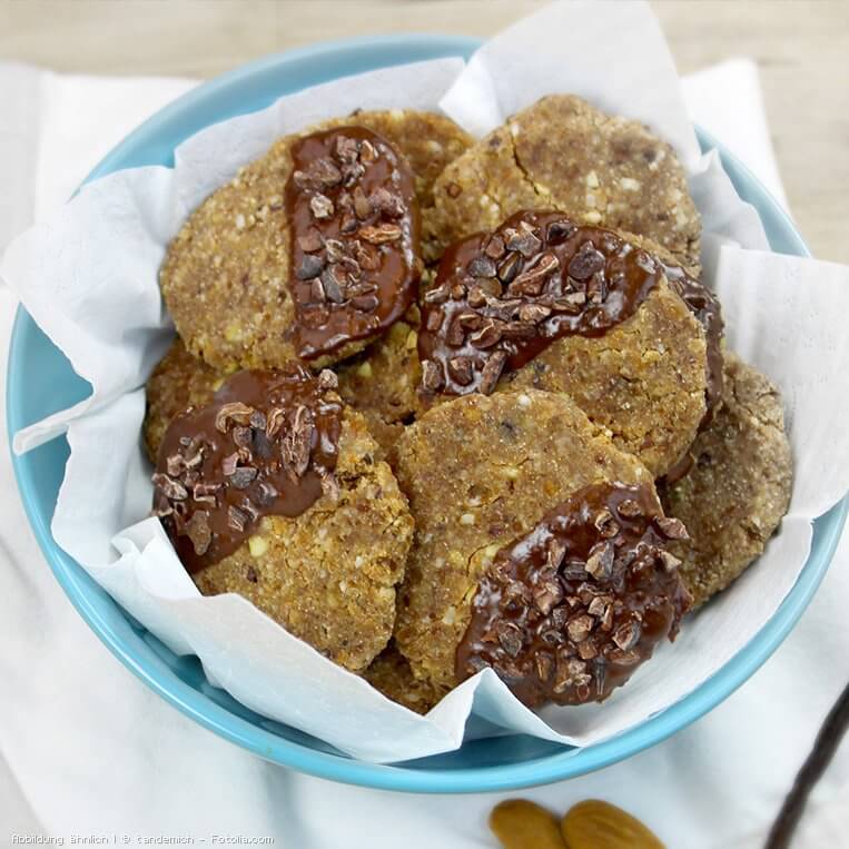 Rohkost-Kekse mit Schokoladen-Glasur und Kakaonibs
