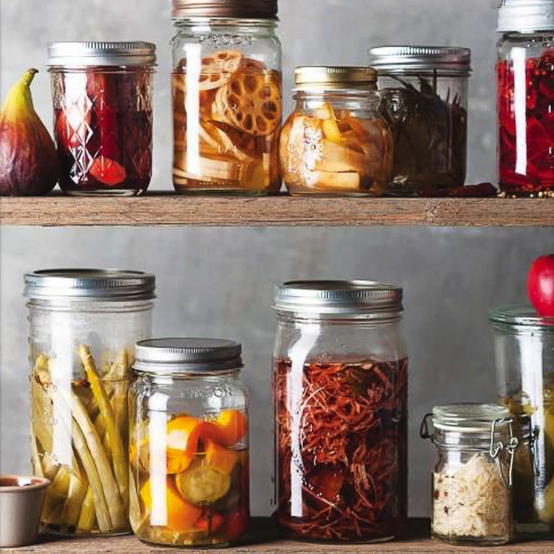 Gläser gefüllt mit fermentierten Lebensmittel