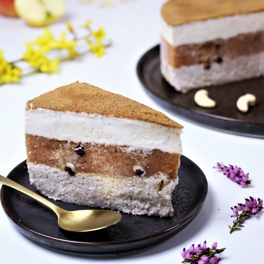 Apfel-Biskuittorte mit Zimtsahne